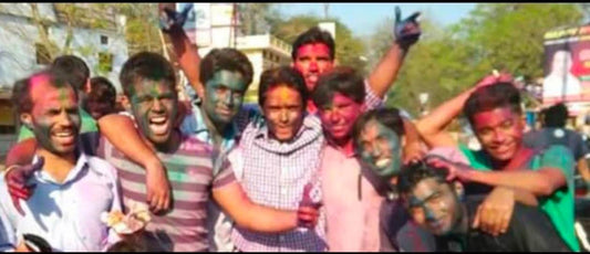 आज फाग गाने का दिन है।